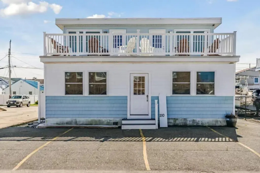 Bright Cozy 2 Blocks to the Beach Parking