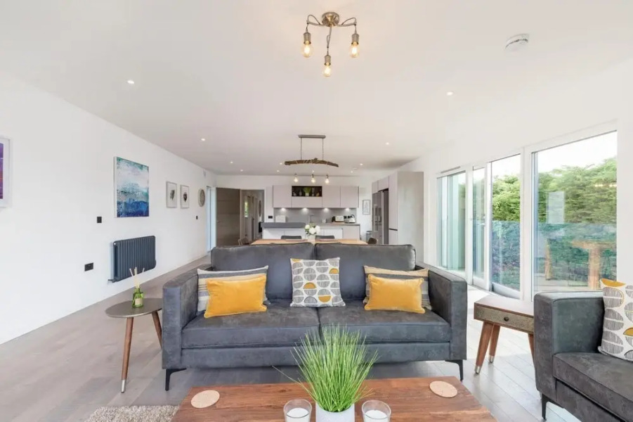 HOT TUB Entire 3 bed Penthouse East Lothian Luxury Apartment w Gdn Hot Tub, Musselburgh