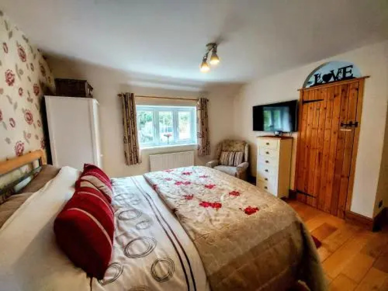 Large Suite - Double bath with Shower, Kitchen with stunning views near Lyme Regis