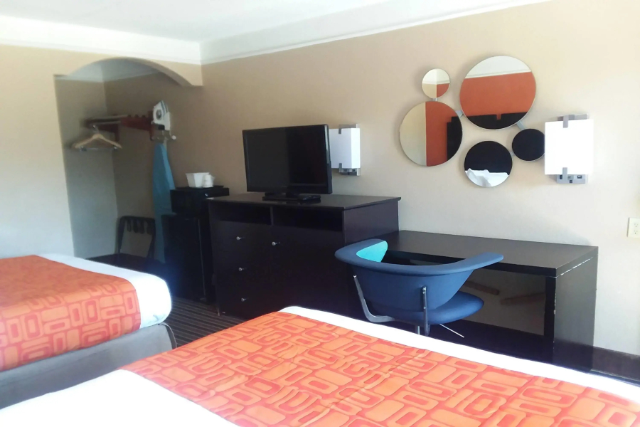 Howard Johnson by Wyndham Historic Lake Charles