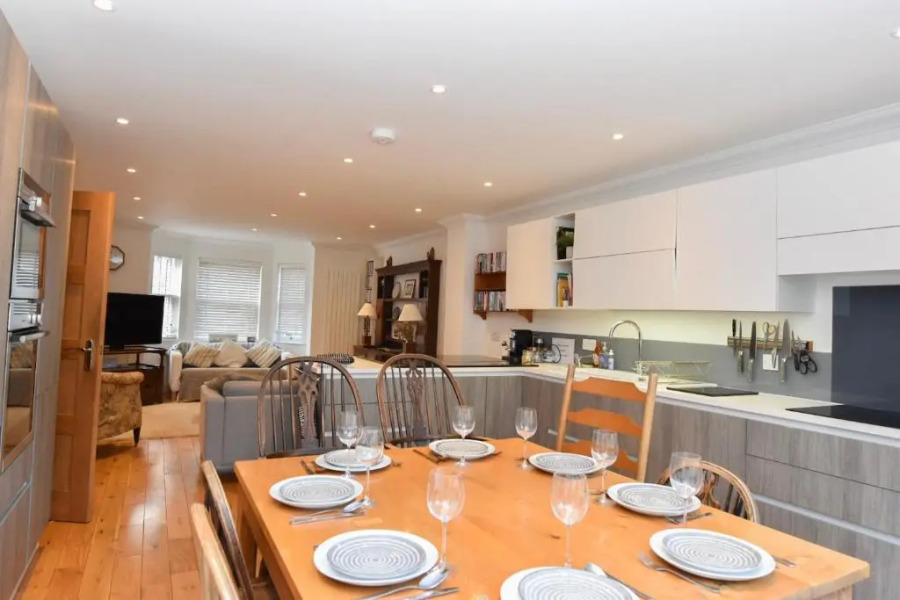 Queens Mews a Contemporary Beach Side Holiday Home for 6