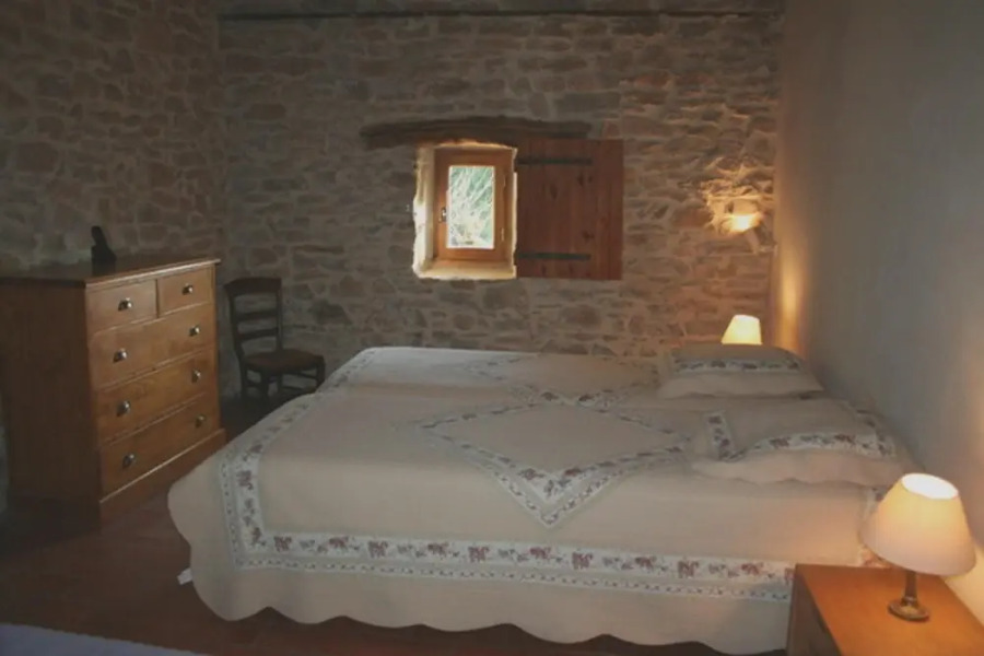 Apartment With 4 Bedrooms in Laudun-l'ardoise, With Wonderful Lake View, Enclosed Garden and Wifi