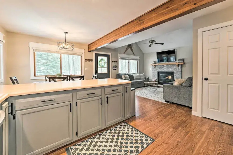 Lovely Roscommon Cabin < 3 Mi to Higgins Lake!