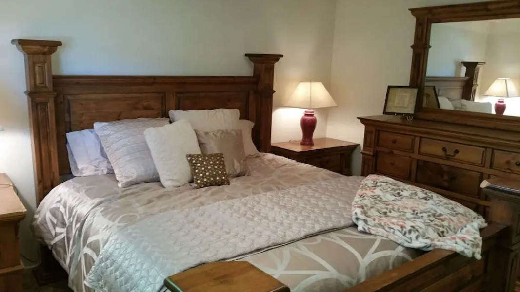 Quiet 2 Bdrm-Gourmet Kitchen-Comfy King