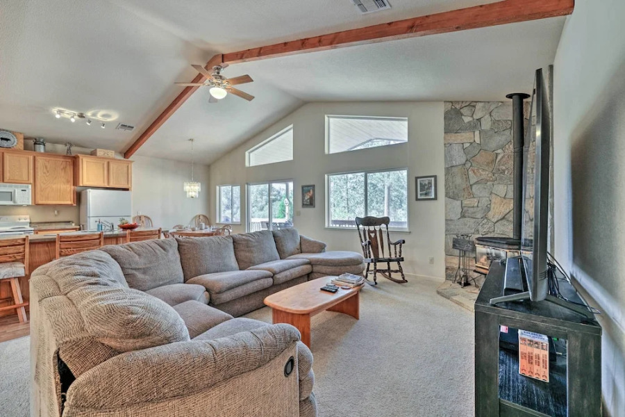 Woodsy Groveland Cabin w/ Deck < 3 Mi to Lake