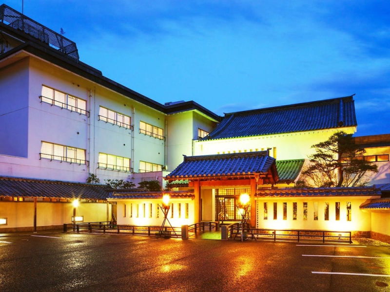 Hotel Hoho "A hotel overlooking the Echigo Plain and the Yahiko mountain range"