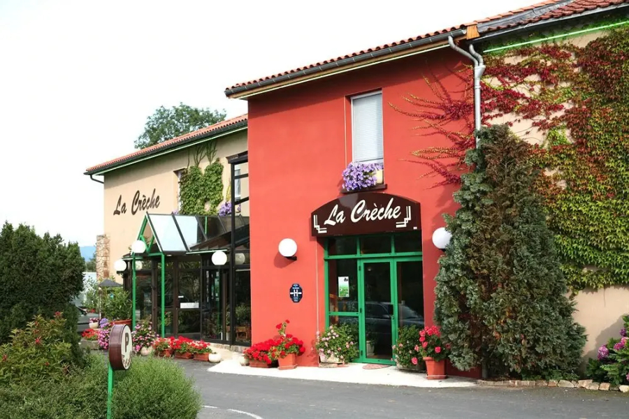 Hôtel-Restaurant La Crèche et sa piscine intérieure - Logis Hôtels