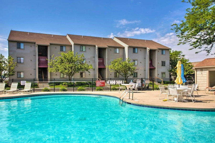 Port Clinton Condo w/ Balcony + Water Views!