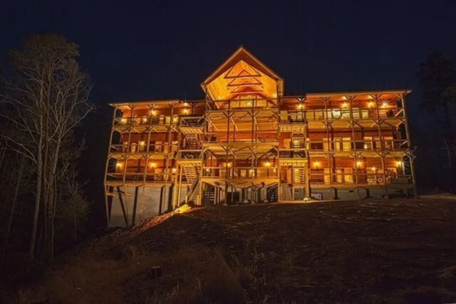 Gatlinburg Mansion - Fourteen Bedroom Cabin