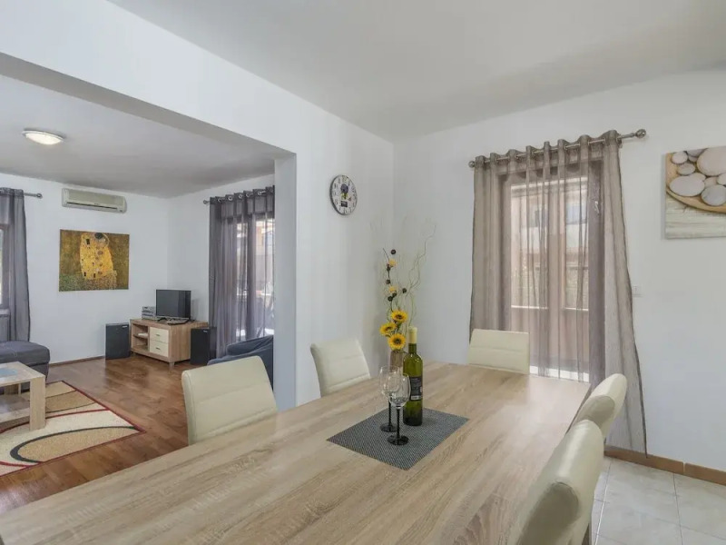 Two Bedrooms Ground Floor Apartment With Private Pool and Garden Near Pula