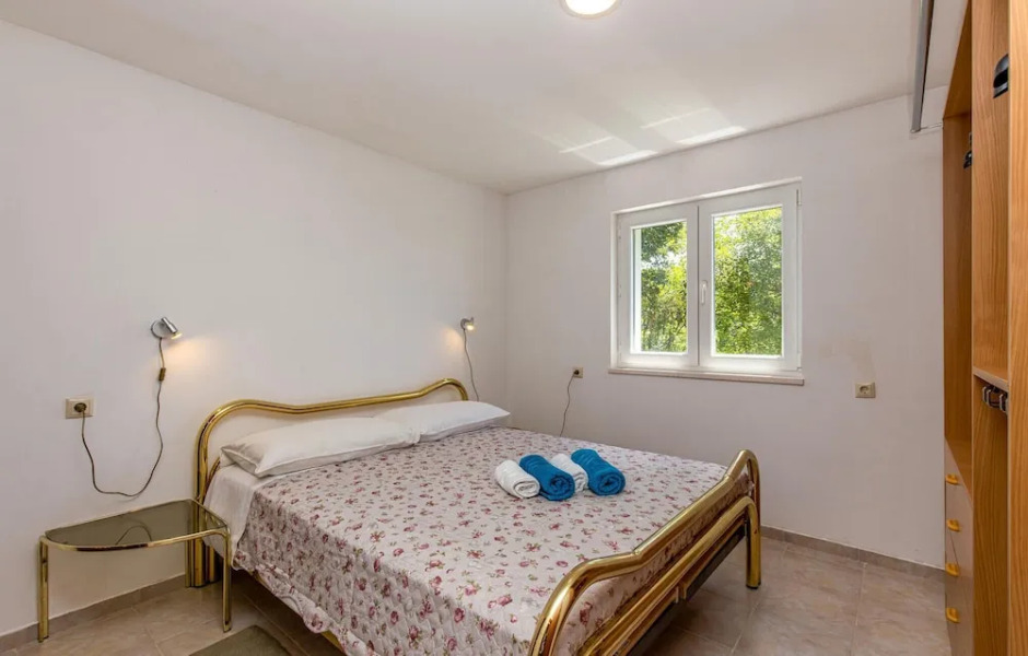 Stunning Home in Smrika With Wifi and 3 Bedrooms