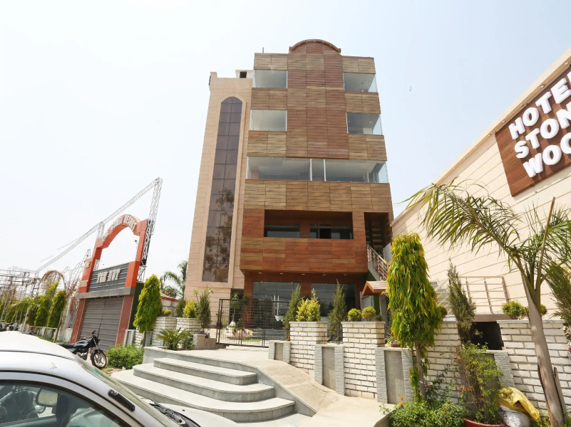 Capital O 35620 THE GOMTI RISE