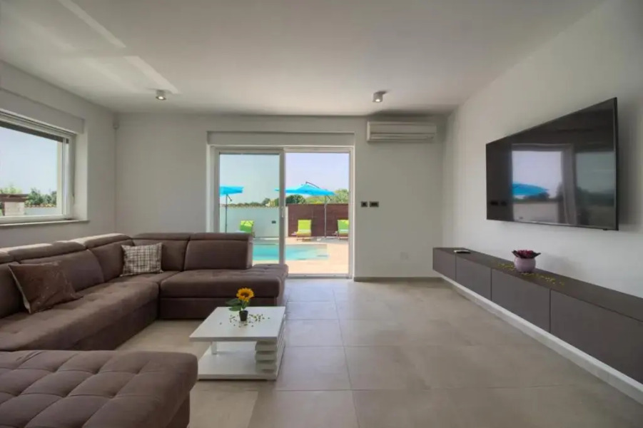 Modern villa Nerina with private pool near Pula