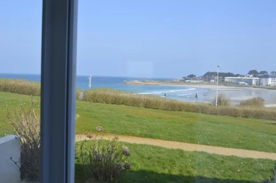 Studio piscine et vue mer