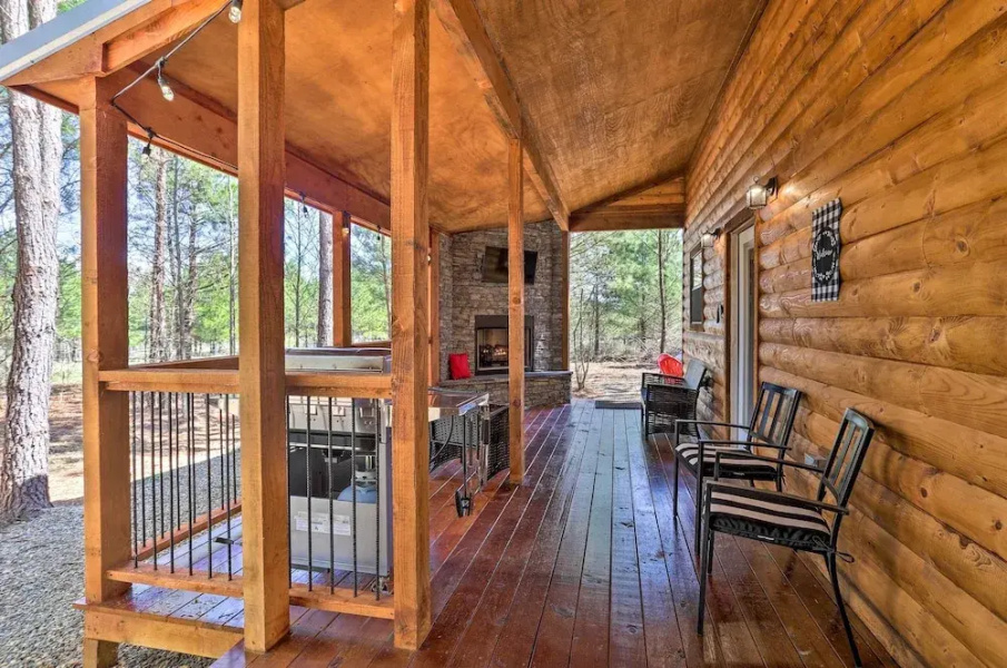 'the Breeze' - Broken Bow Cabin w/ Hot Tub & Deck!