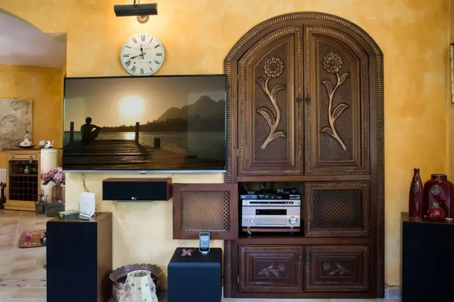 Important Group Villa Costa