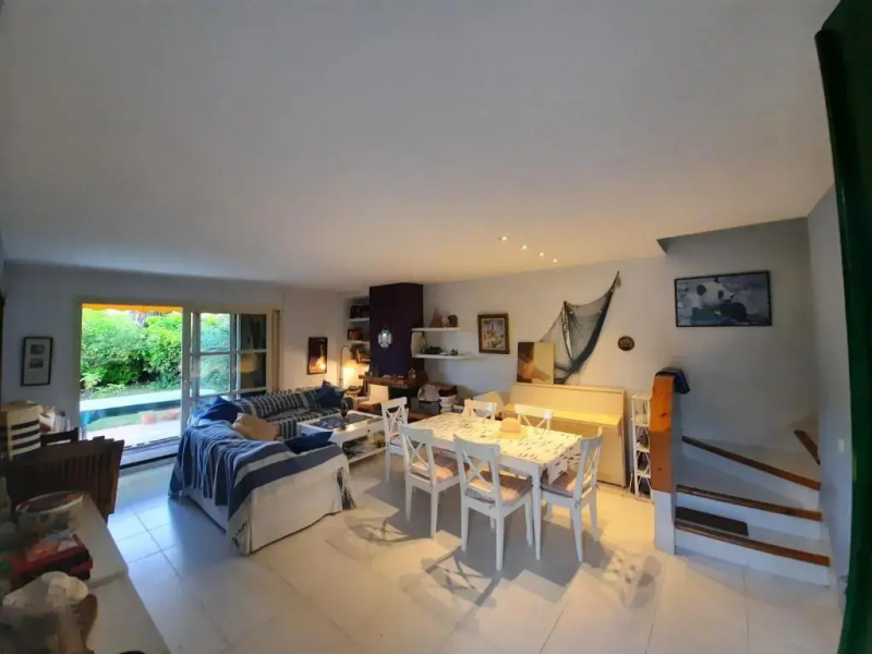 Cosy house with garden infront of the sea