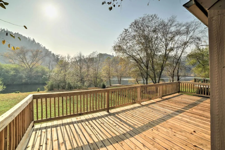 Peaceful Reliance Cabin w/ Deck on Hiwassee River!