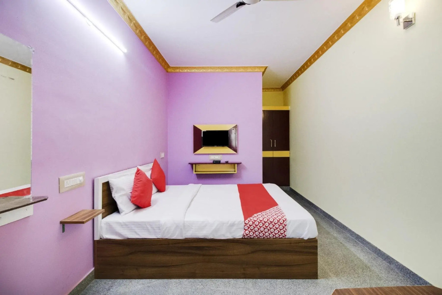 OYO 69986 Pnk Royals