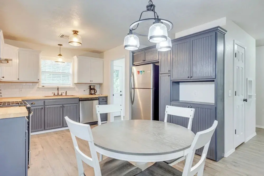 Updated Home w/ Yard ~ 14 Mi to Quartz Mountain!