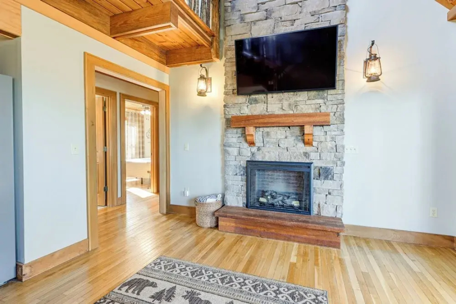 Bryson City Cabin: Deck & Mountain-view Hot Tub