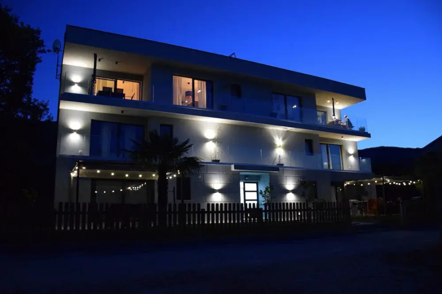 Charming Coastal Escape With Sea Views - 7 Guests