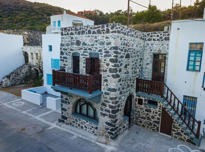 Plousiadi΄s Stone House