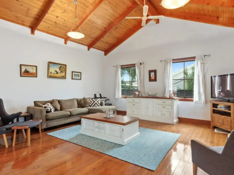 The Log Cabin - 47 Jetty Road