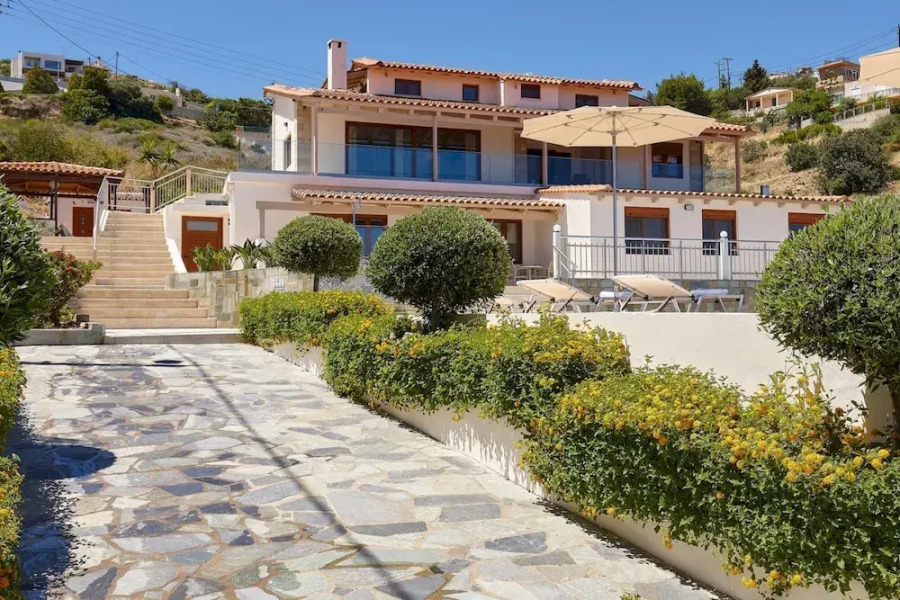 Spacious Villa With Shared Pool and Amazing View