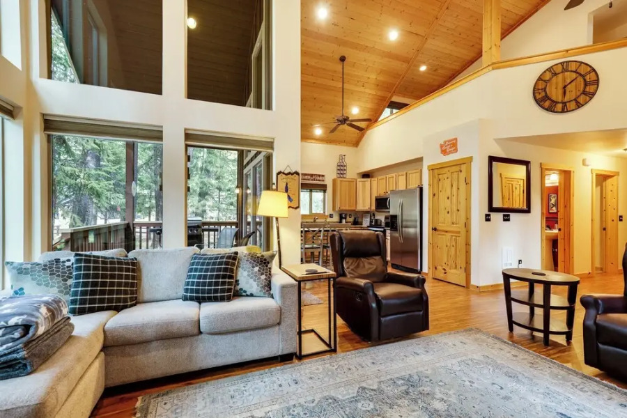 Hot Tub & Game Room: Ronald Retreat 2 Mi to Lake!