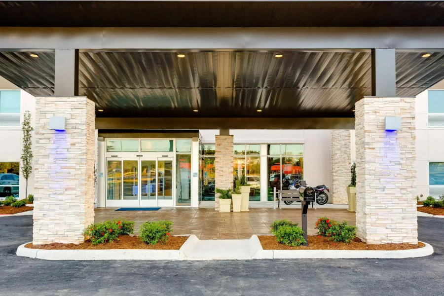 Holiday Inn Express & Suites Russellville by IHG
