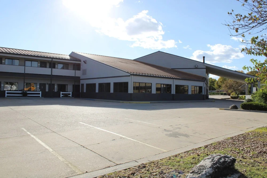 Greenlight Inn & Suites