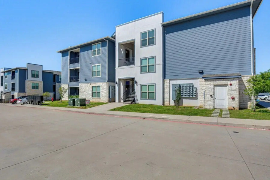 Close to Lakes, Parks & Winery: Bonham Apt