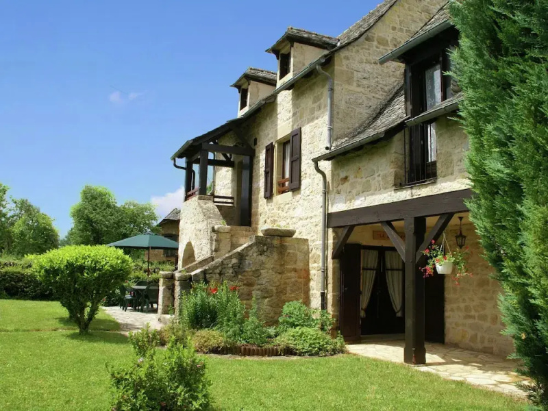 Vintage Holiday Home in Muret-le-Château with Garden