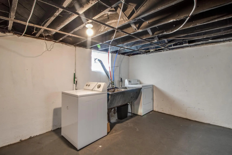 AutoManiac spot in the heart of Pontiac