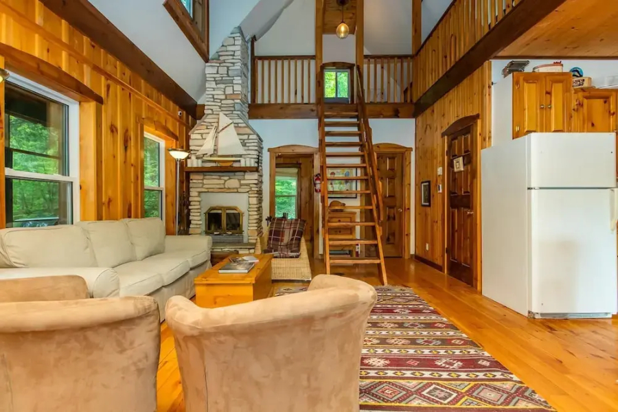 Stornoway is a Gorgeous cottage just 5 ft from White Lake!