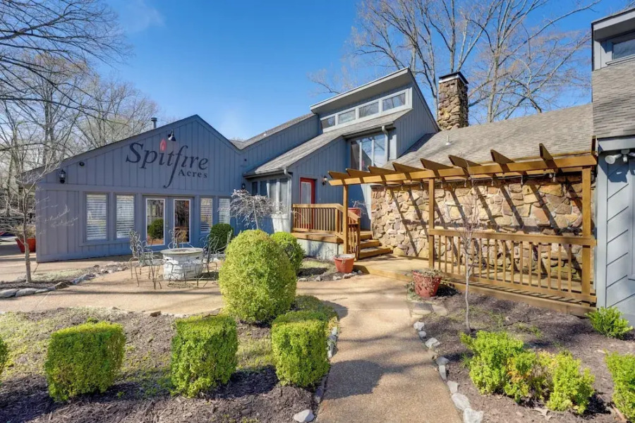 Stunning Southaven Estate: Pool & Spacious Deck!