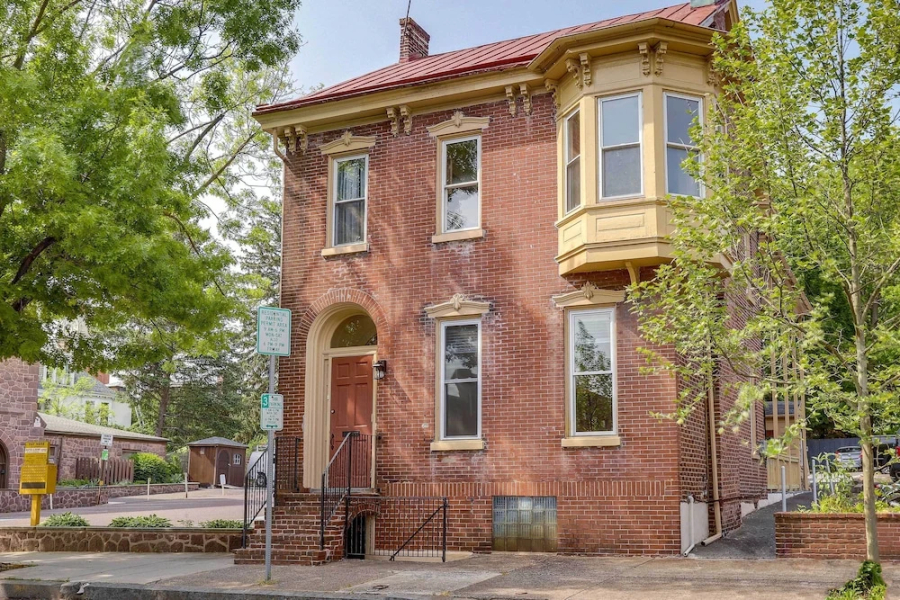Walk to Restaurants & Shops: Apt in Pennsylvania!
