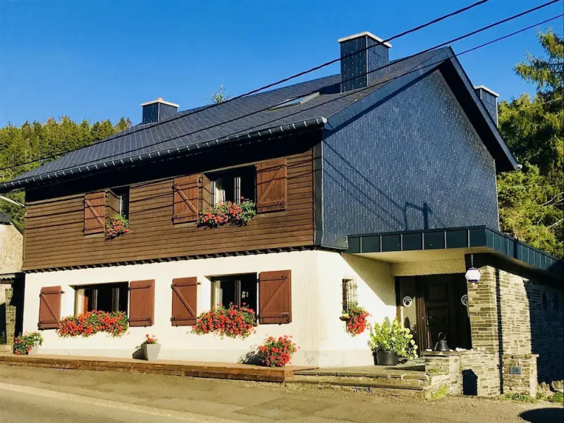 Chalet Renovated with Great Care, Large Garden, Direct Access To the River