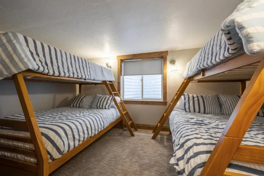 Beautiful Modern Lakefront Home - Private Beach Access, Clubhouse, Pool, & Hot Tub