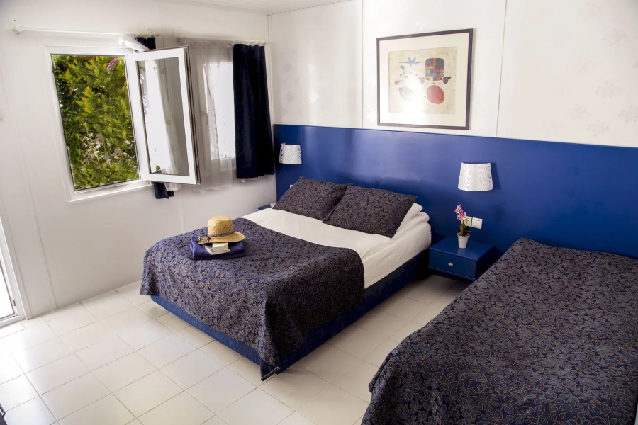 Blue & White Hotel