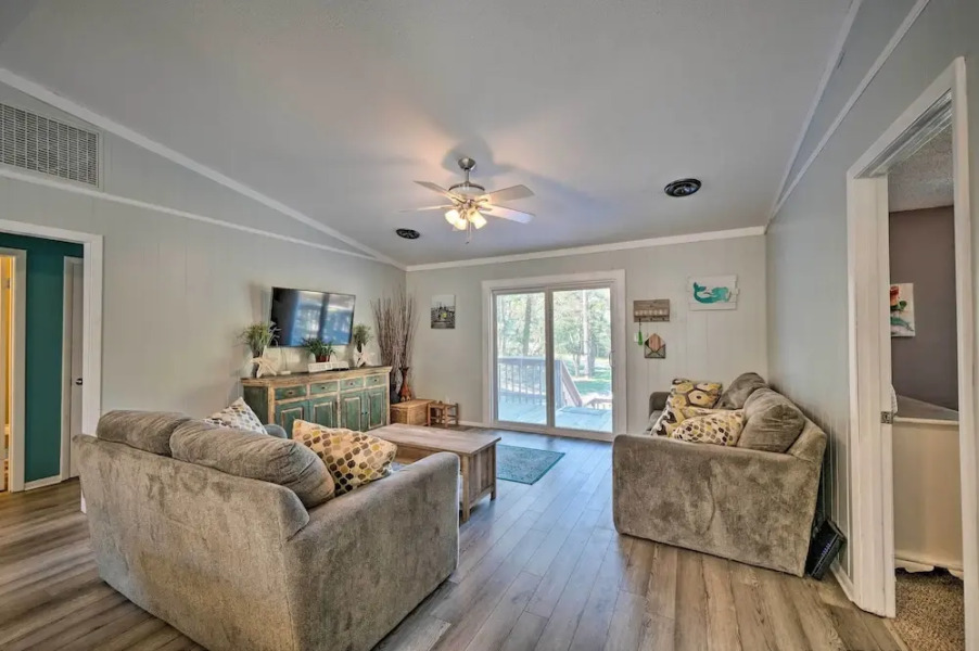 Emerald Isle Escape: Walk to Ocean