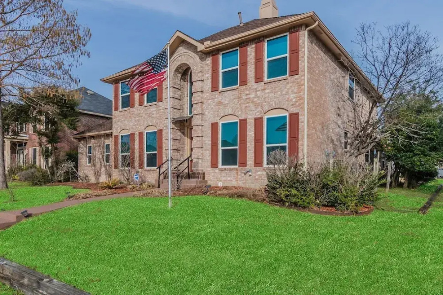 5 Bedroom Spacious Getaway, 2 Game Rooms, Hot Tub by Redawning