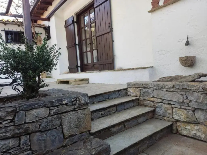 Lito's dream villa by the sea!