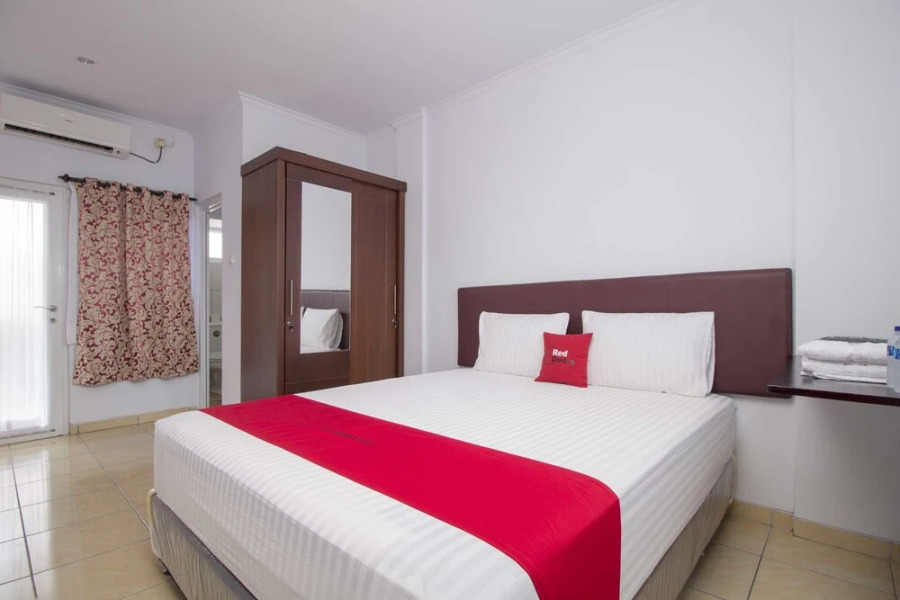RedDoorz near Siloam Karawaci 2