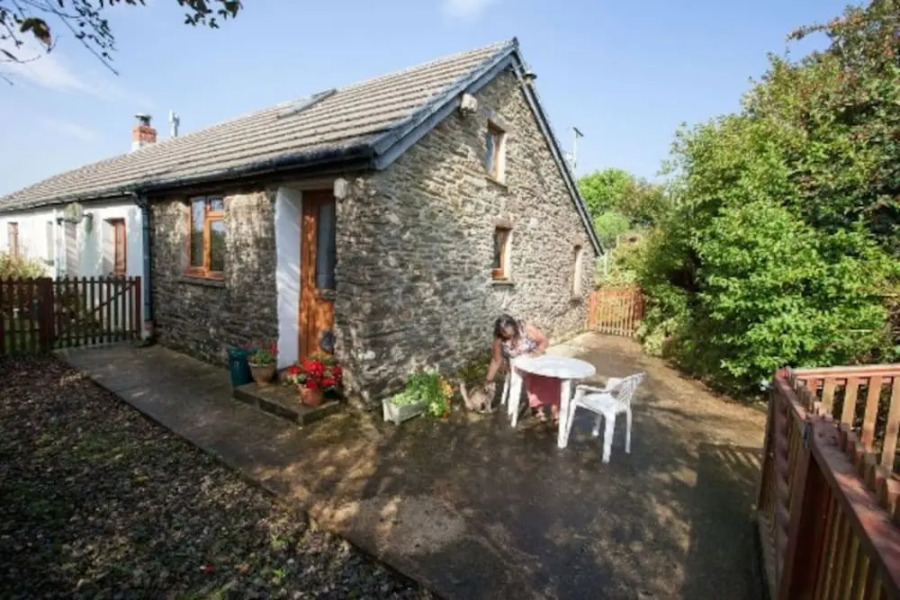 Inviting 2-bed Cottage in Newcastle Emlyn