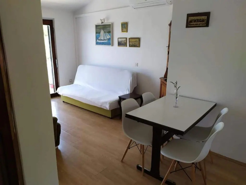 Apartments 1st line to sea and beach,quiet area,private parking,terrace with sea view