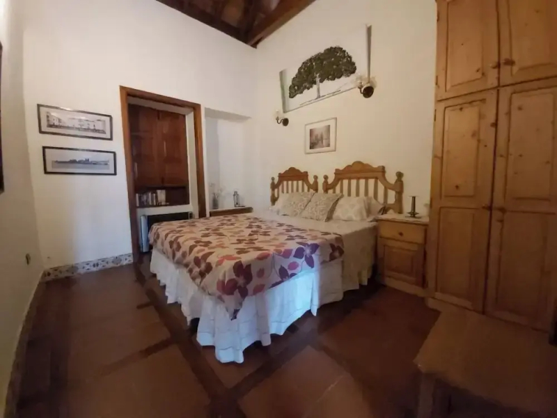 Villa-sleeps4-parking-garden-pool-nearairport
