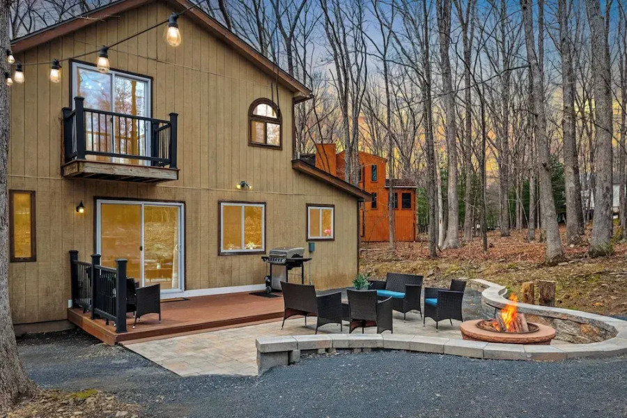 Stylish Renovated Home Open Layout, Coffee Bar + Near Hiking & Waterfalls