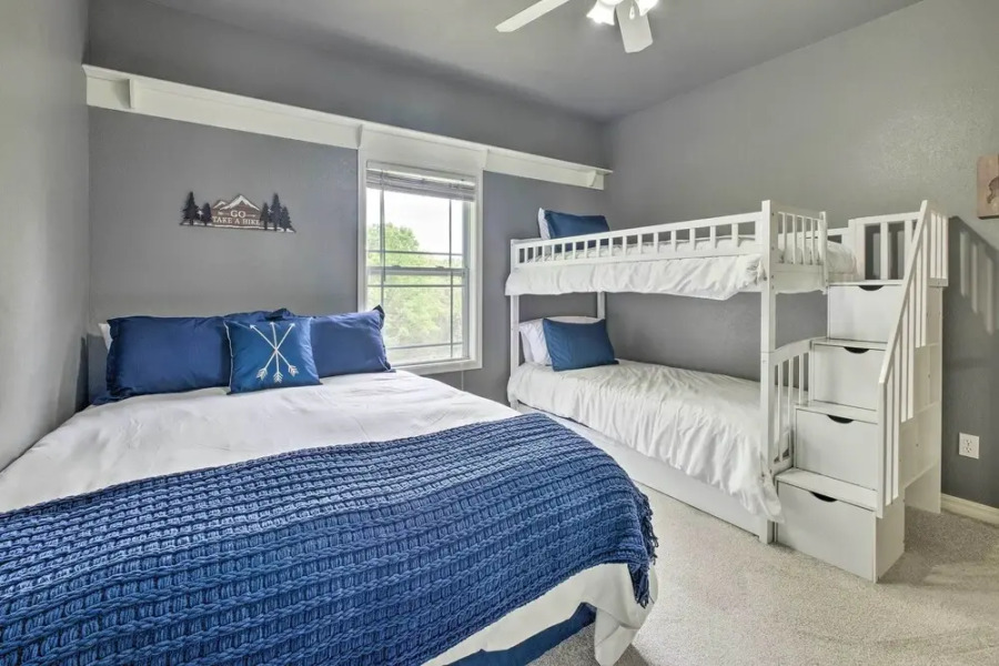 Bella Vista Home w/ Yard: Half Mile to Trails!